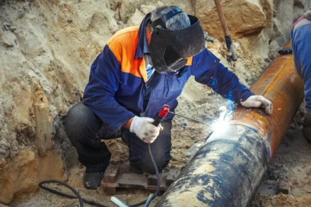 Pipeline construction and hot tapping setup